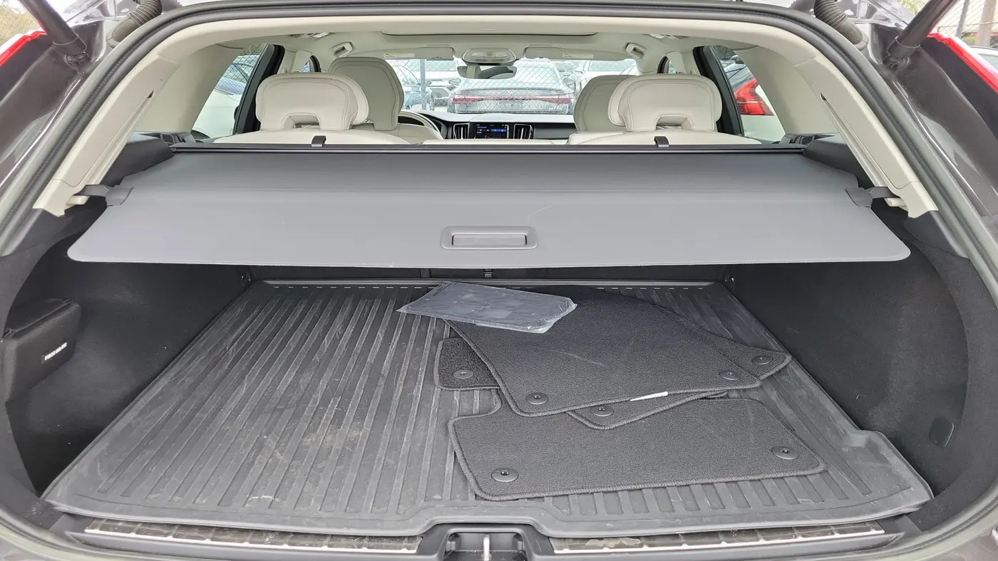 2023 Volvo XC60 B5 Plus Dark Theme