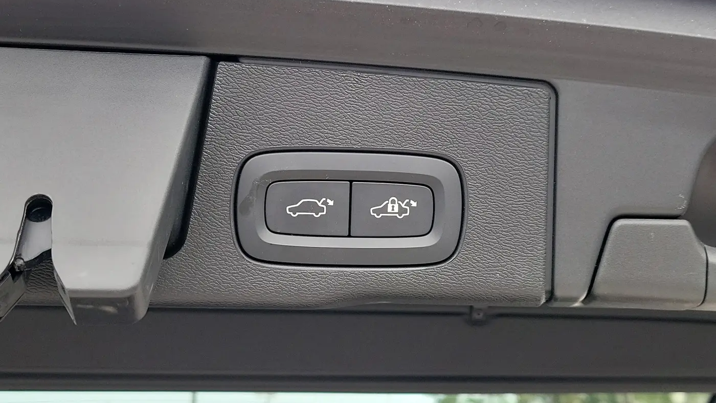 2023 Volvo XC60 B5 Plus Dark Theme