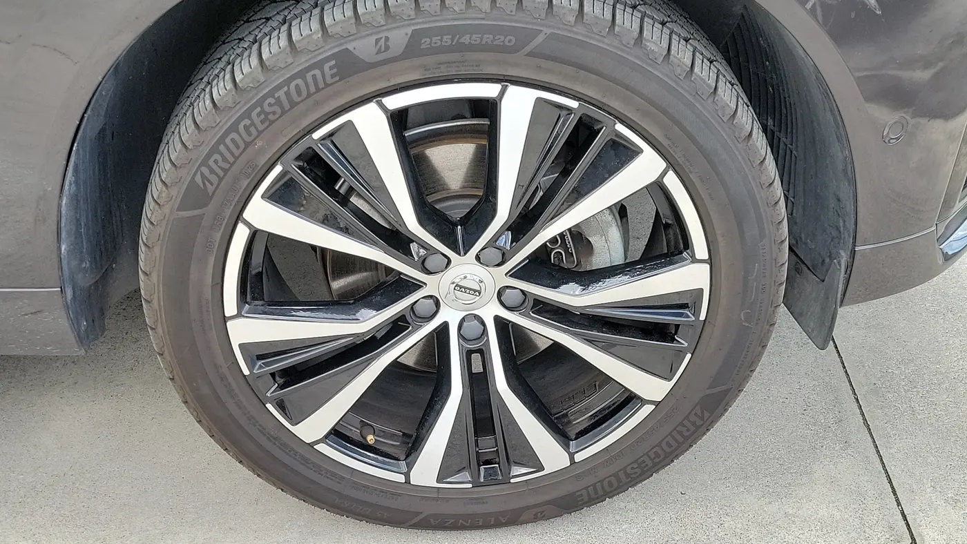 2023 Volvo XC60 B5 Plus Dark Theme