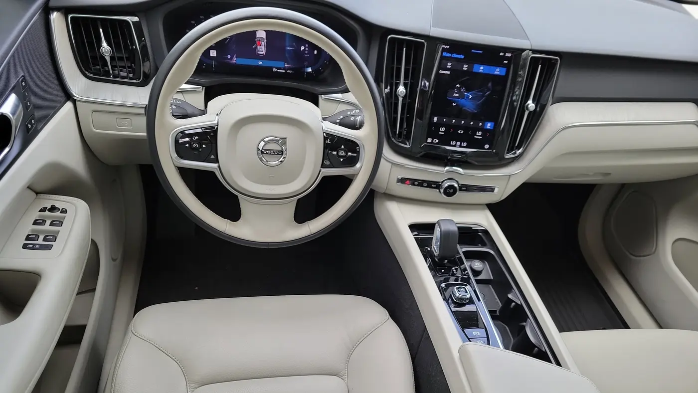 2023 Volvo XC60 B5 Plus Dark Theme
