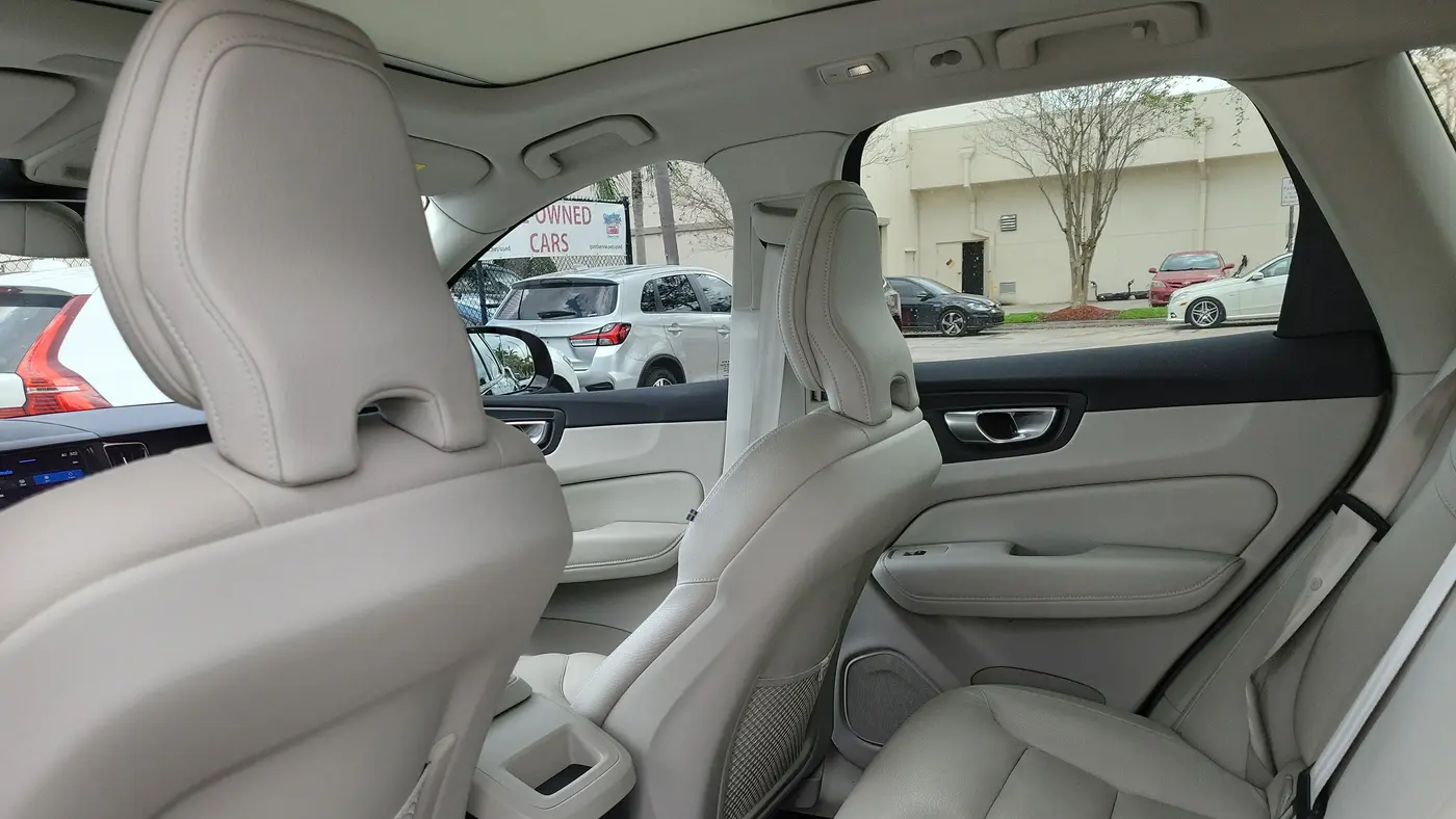 2023 Volvo XC60 B5 Plus Dark Theme
