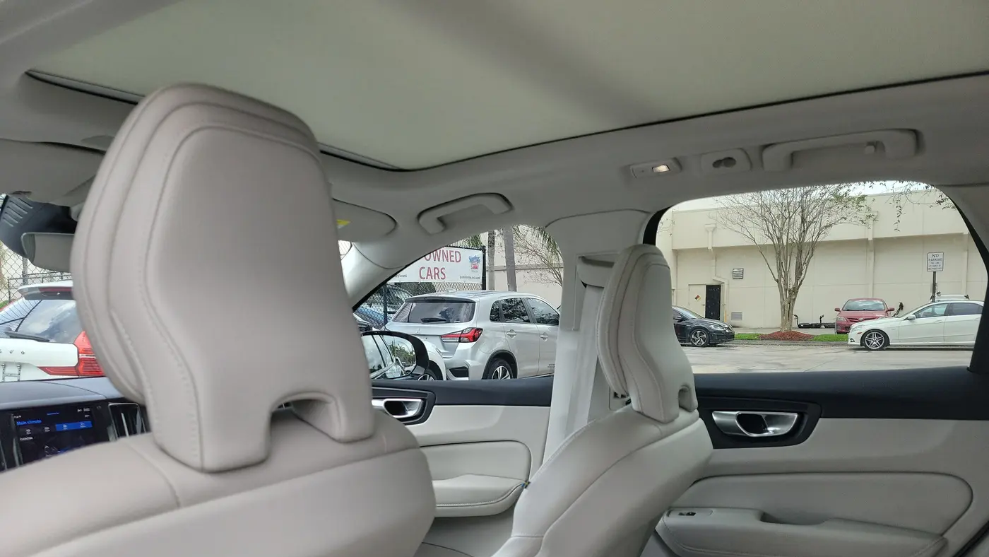 2023 Volvo XC60 B5 Plus Dark Theme