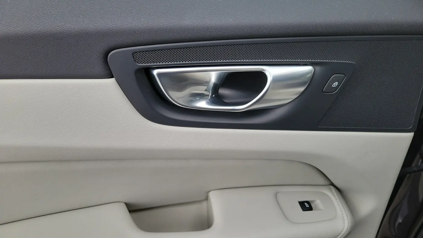 2023 Volvo XC60 B5 Plus Dark Theme