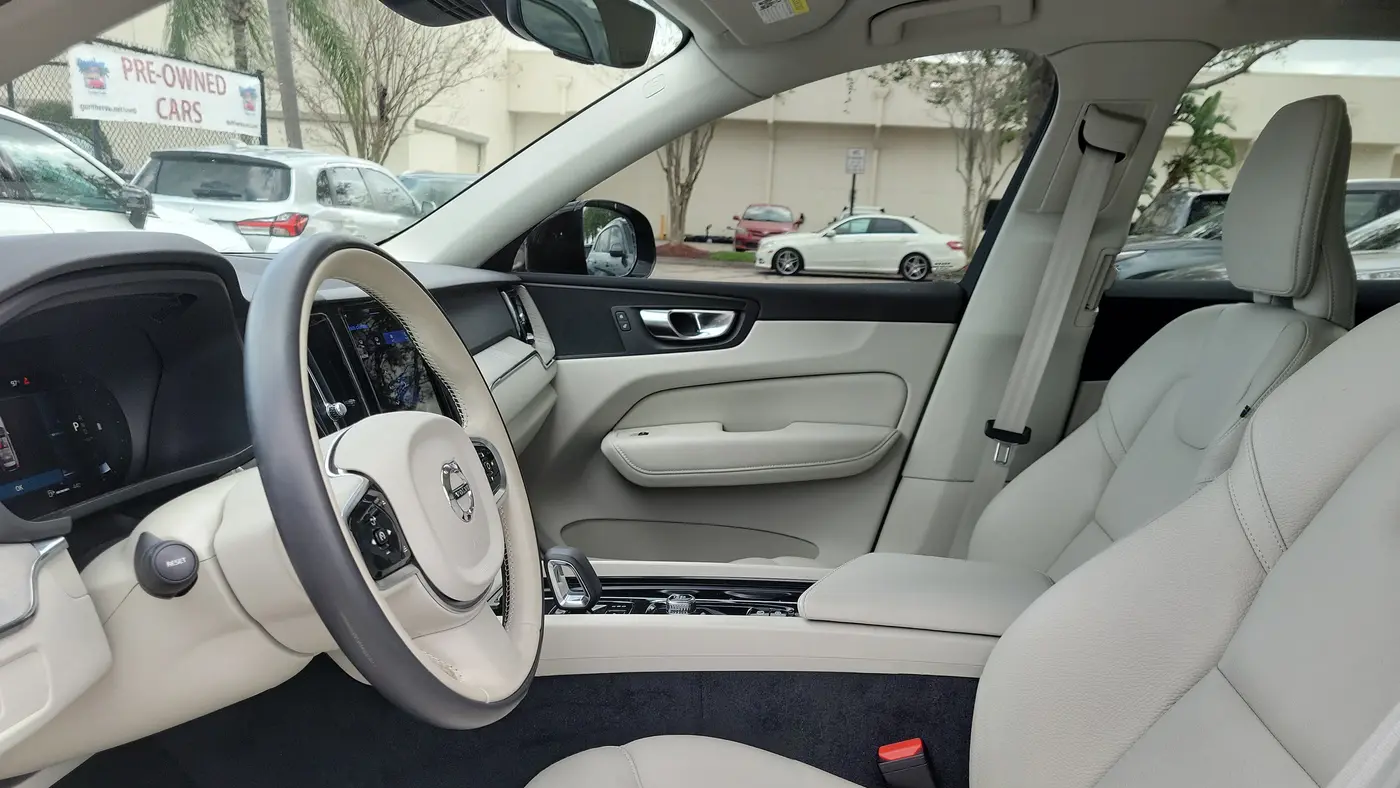 2023 Volvo XC60 B5 Plus Dark Theme