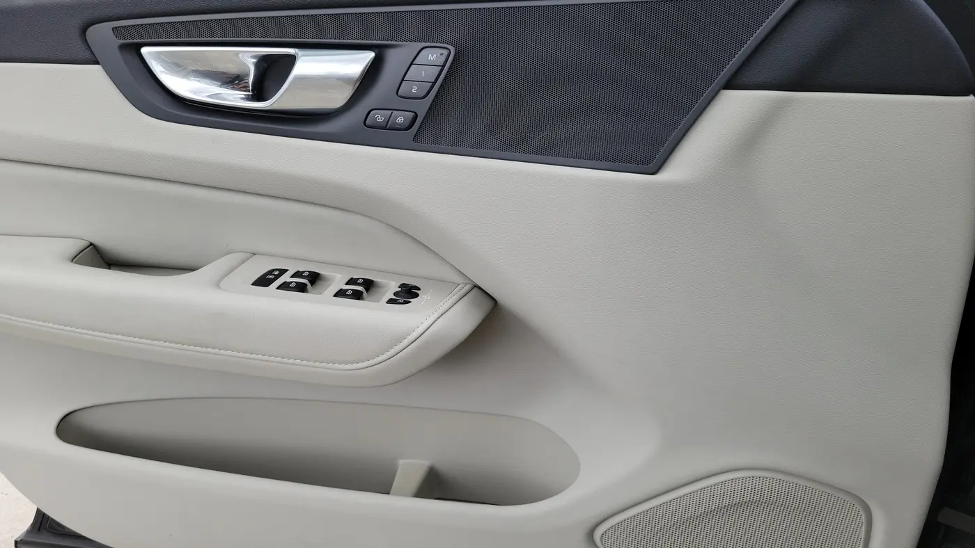 2023 Volvo XC60 B5 Plus Dark Theme