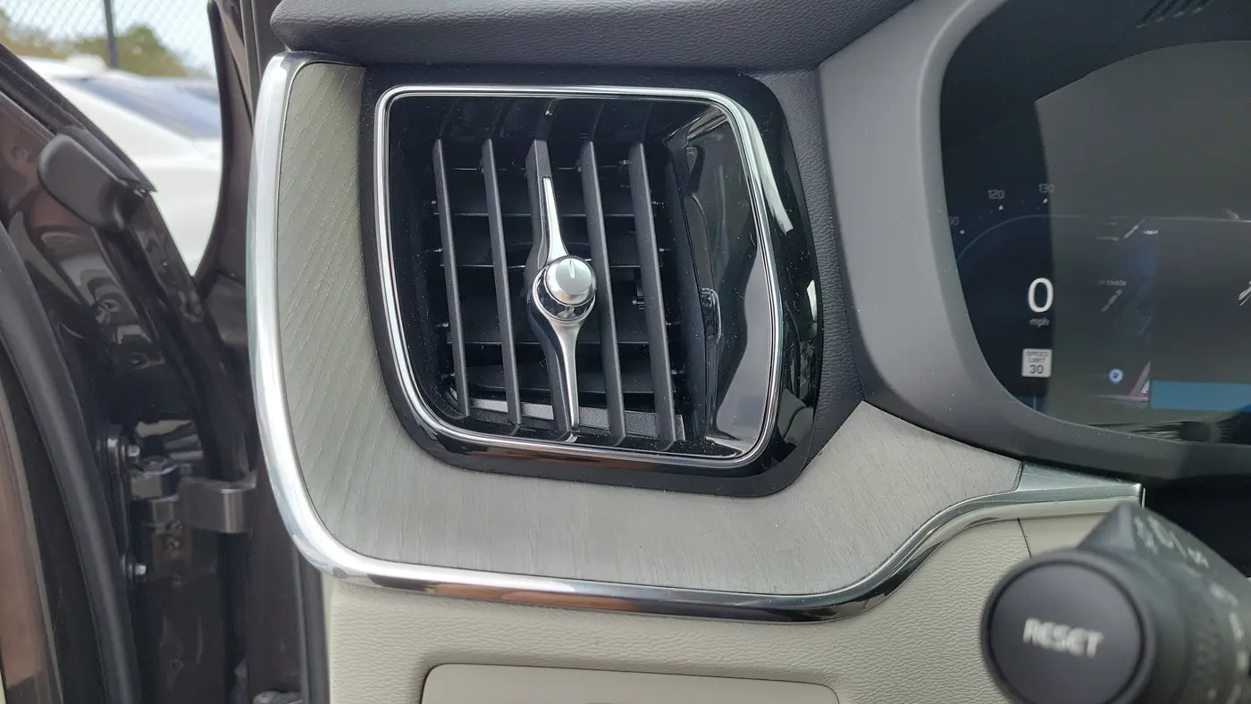 2023 Volvo XC60 B5 Plus Dark Theme