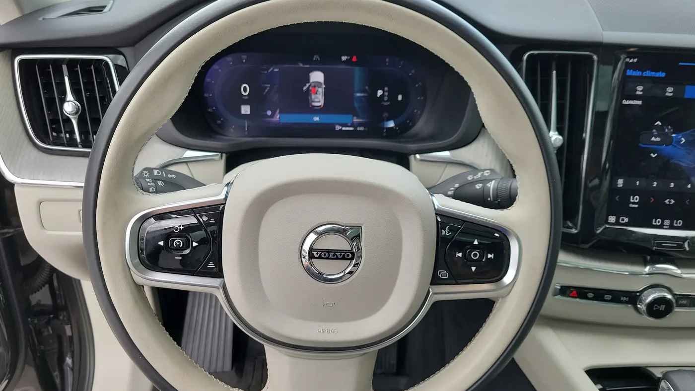 2023 Volvo XC60 B5 Plus Dark Theme