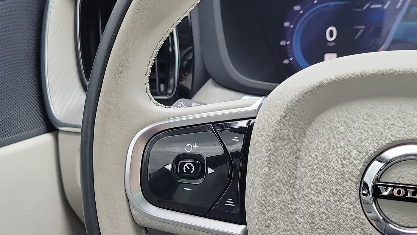 2023 Volvo XC60 B5 Plus Dark Theme