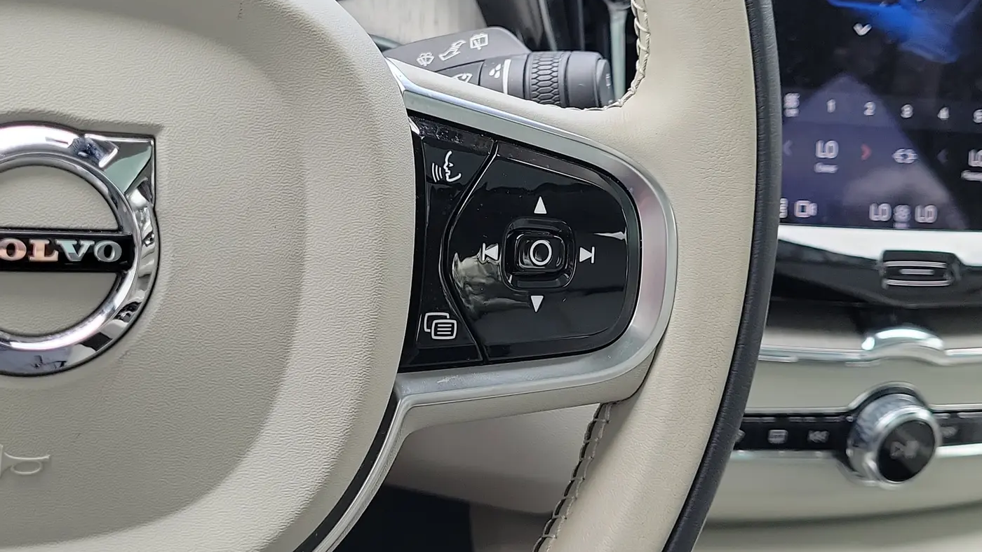 2023 Volvo XC60 B5 Plus Dark Theme