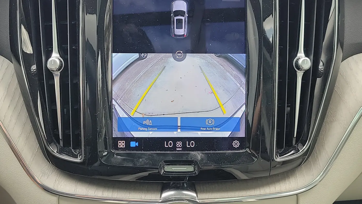 2023 Volvo XC60 B5 Plus Dark Theme