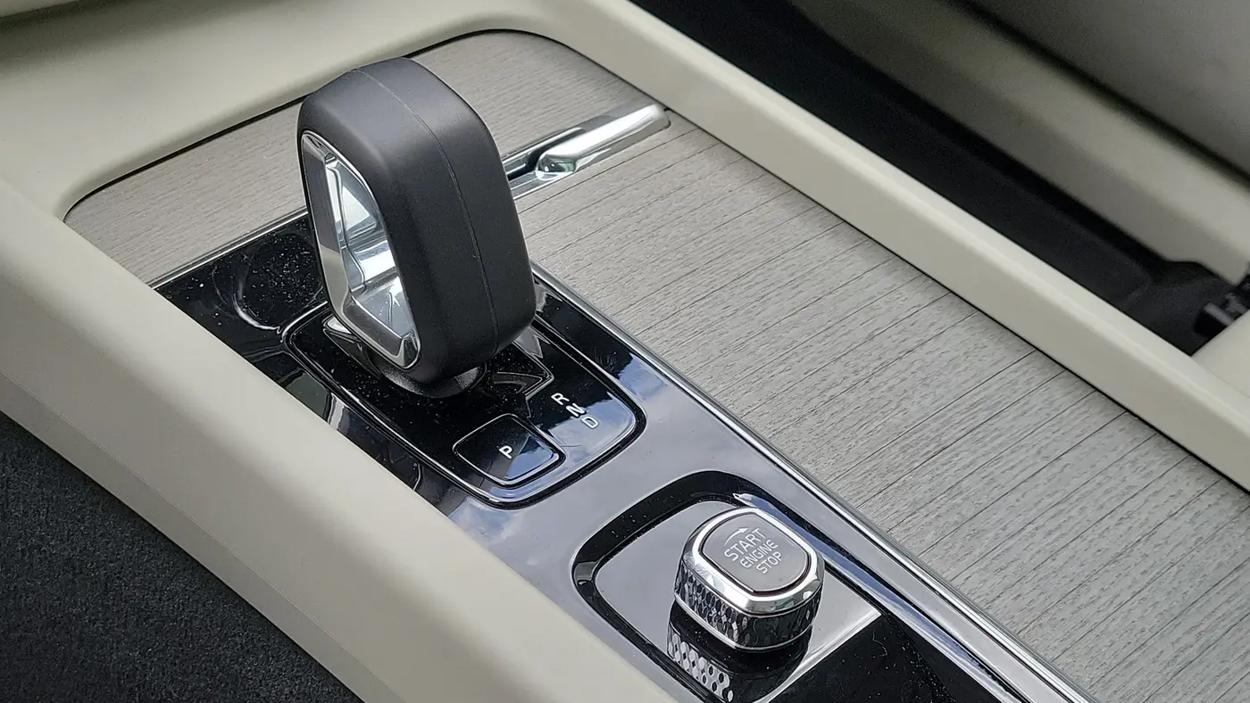 2023 Volvo XC60 B5 Plus Dark Theme