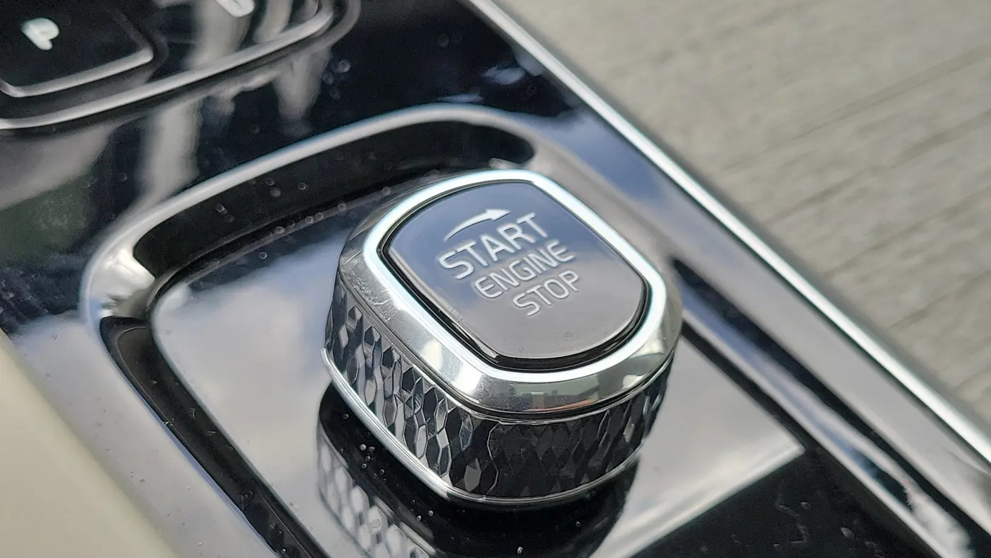 2023 Volvo XC60 B5 Plus Dark Theme
