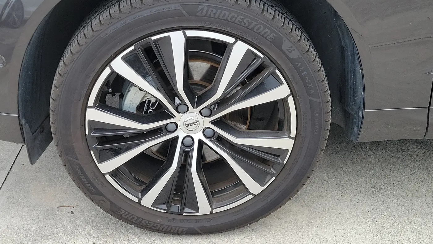 2023 Volvo XC60 B5 Plus Dark Theme