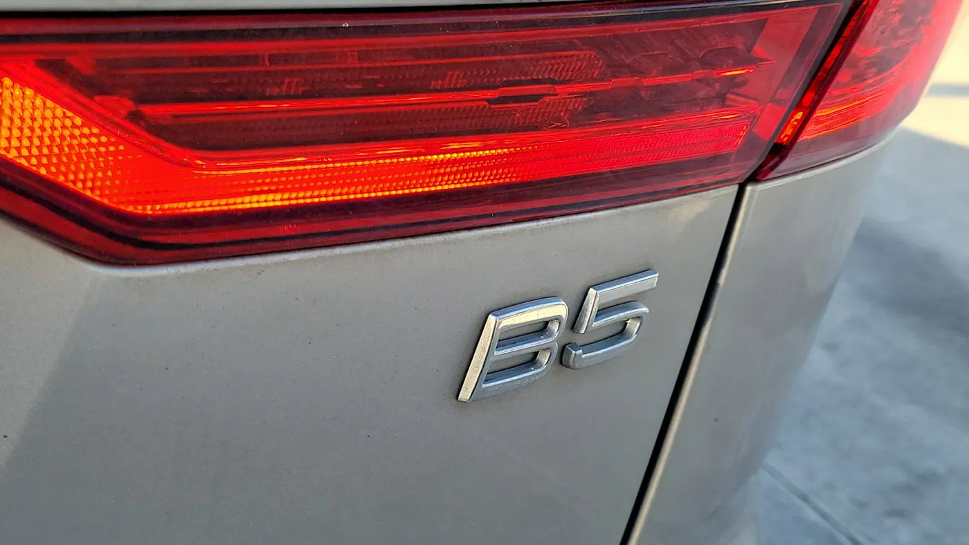 2023 Volvo XC60 B5 Ultimate Dark Theme