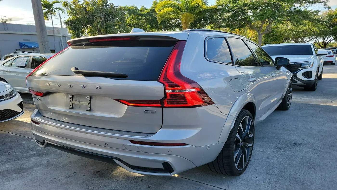 2023 Volvo XC60 B5 Ultimate Dark Theme