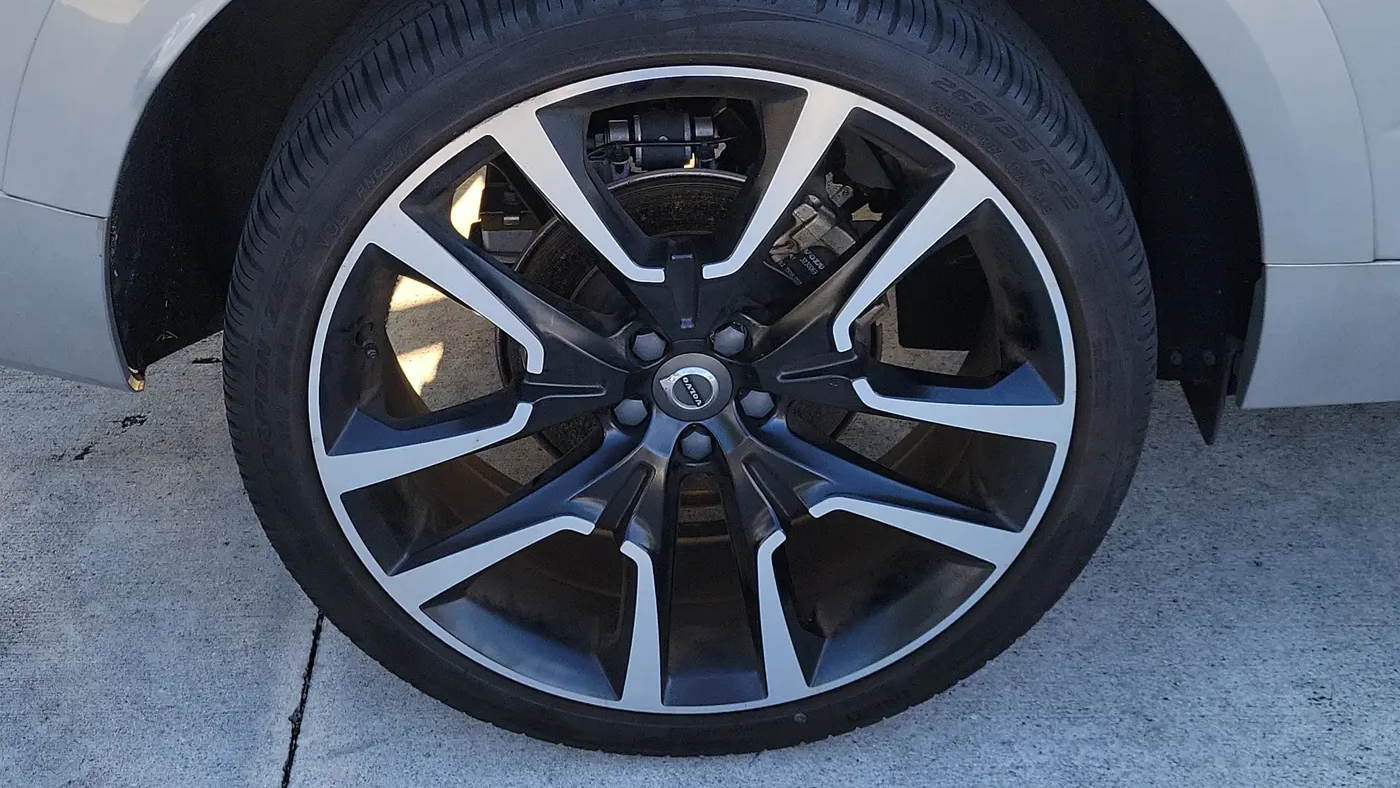 2023 Volvo XC60 B5 Ultimate Dark Theme