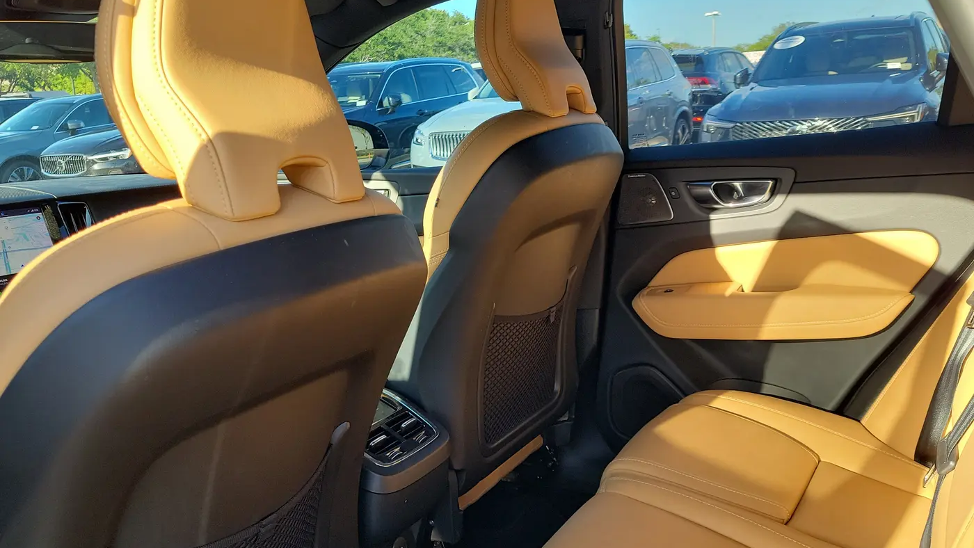 2023 Volvo XC60 B5 Ultimate Dark Theme