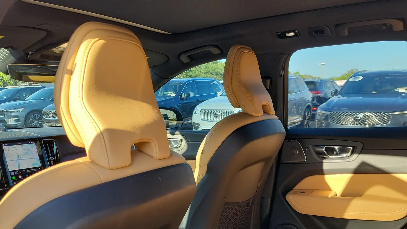 2023 Volvo XC60 B5 Ultimate Dark Theme