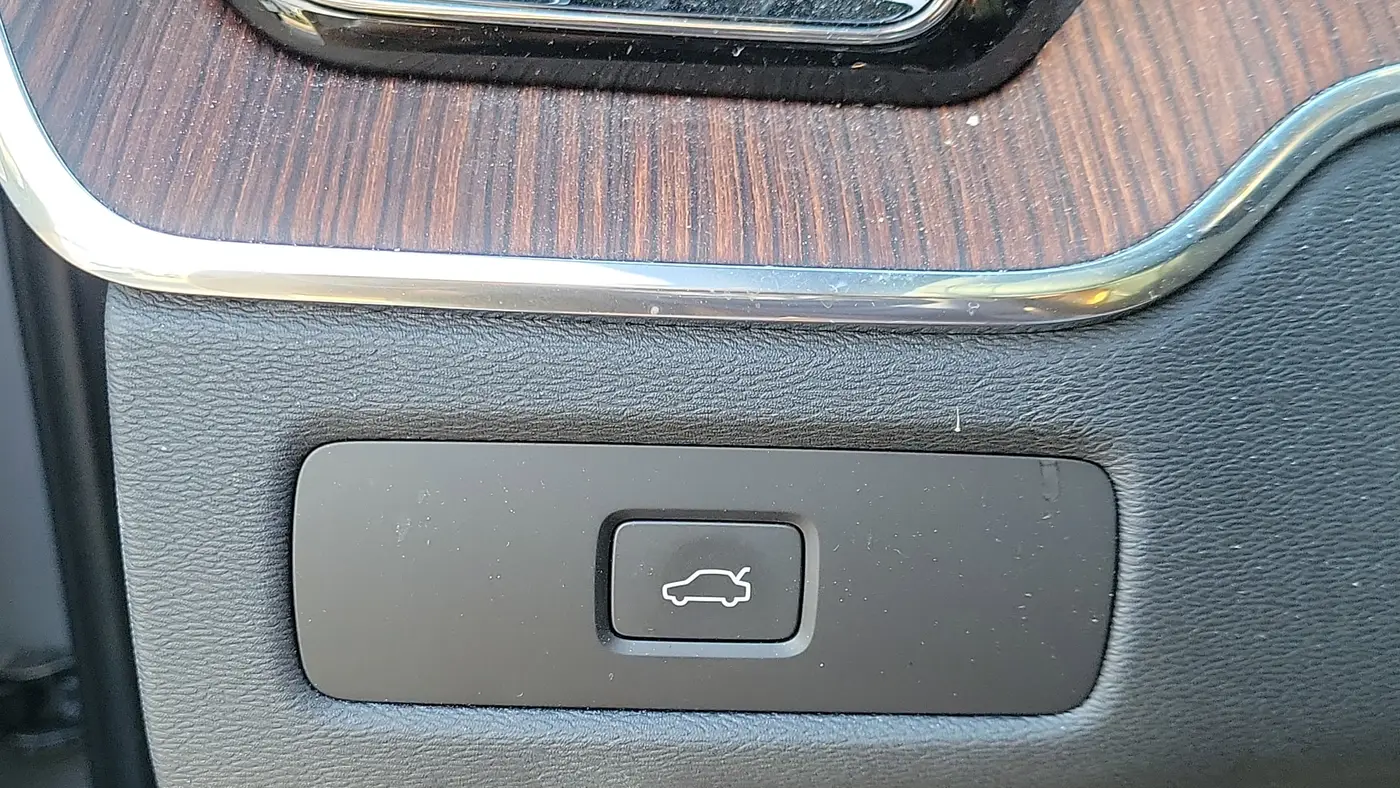 2023 Volvo XC60 B5 Ultimate Dark Theme