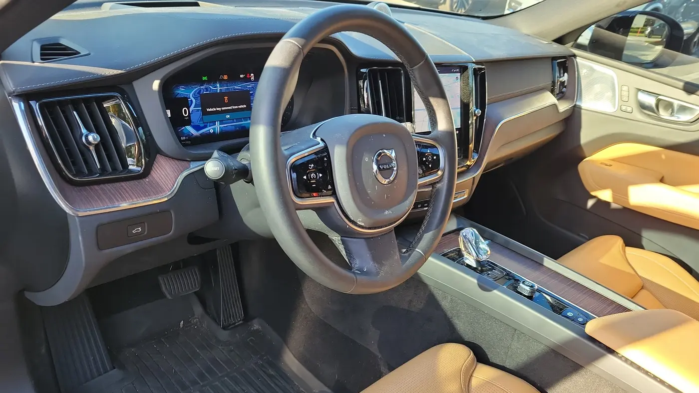 2023 Volvo XC60 B5 Ultimate Dark Theme