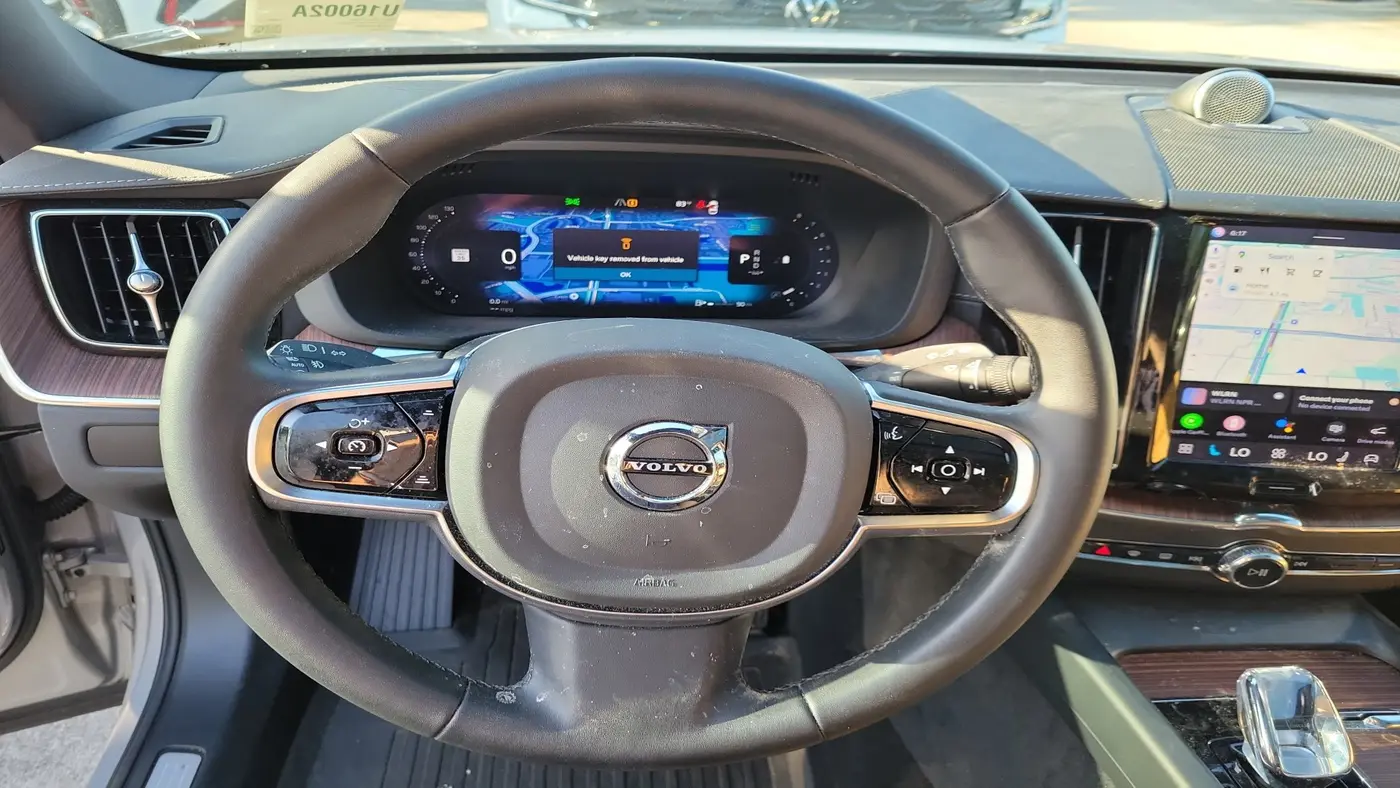 2023 Volvo XC60 B5 Ultimate Dark Theme
