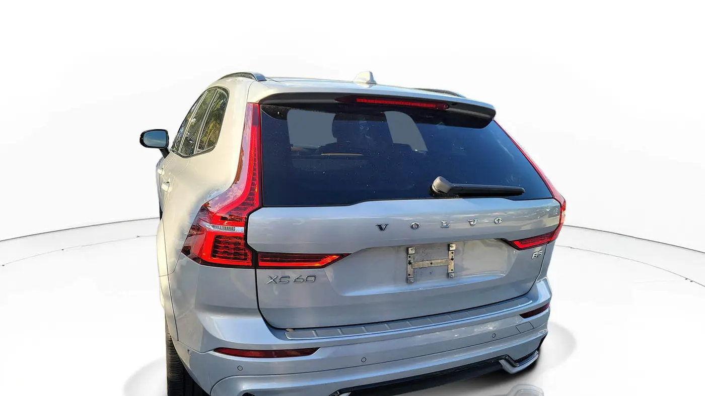 2023 Volvo XC60 B5 Ultimate Dark Theme