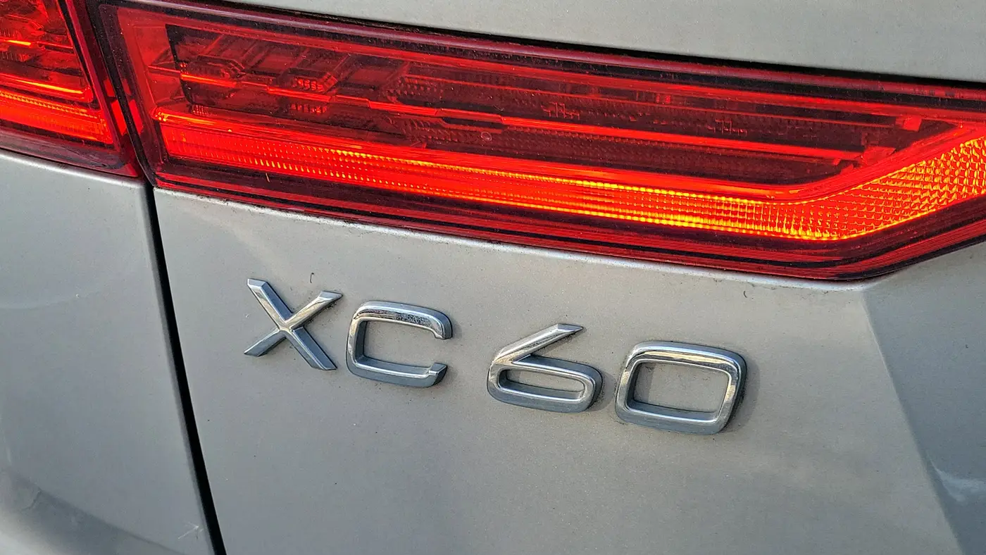 2023 Volvo XC60 B5 Ultimate Dark Theme
