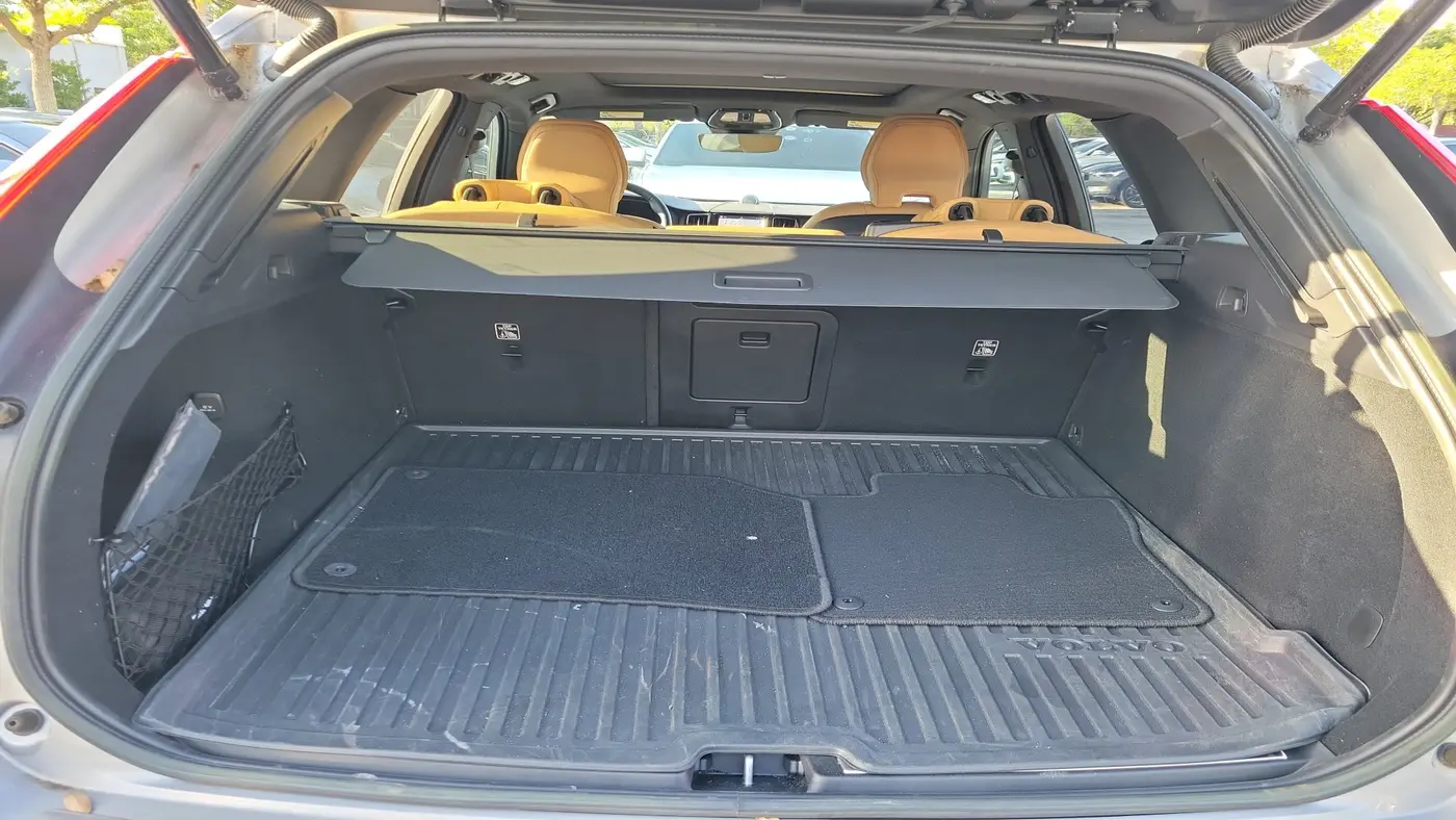 2023 Volvo XC60 B5 Ultimate Dark Theme