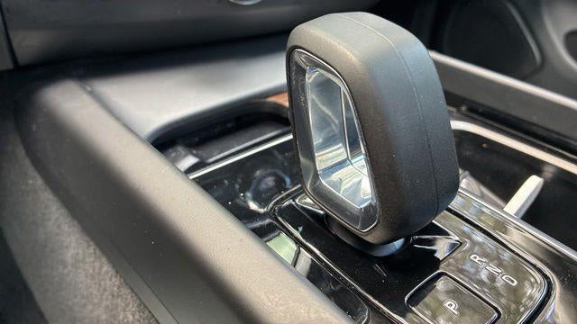 2023 Volvo XC60 B5 Plus Dark Theme