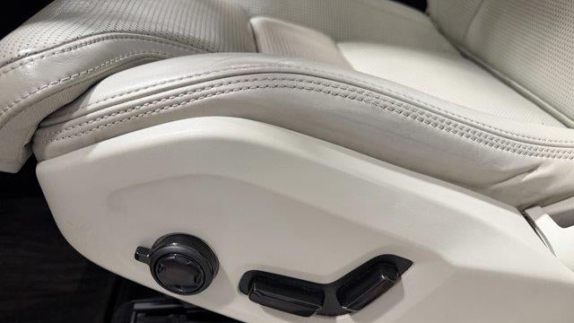 2023 Volvo XC60 B5 Ultimate Bright Theme