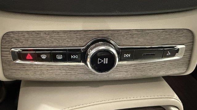 2023 Volvo XC60 B5 Ultimate Bright Theme