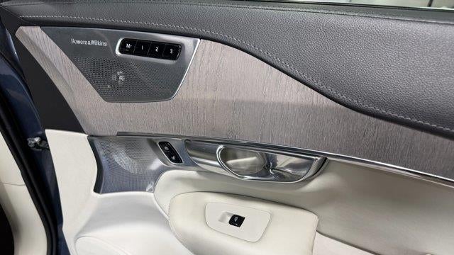 2023 Volvo XC60 B5 Ultimate Bright Theme