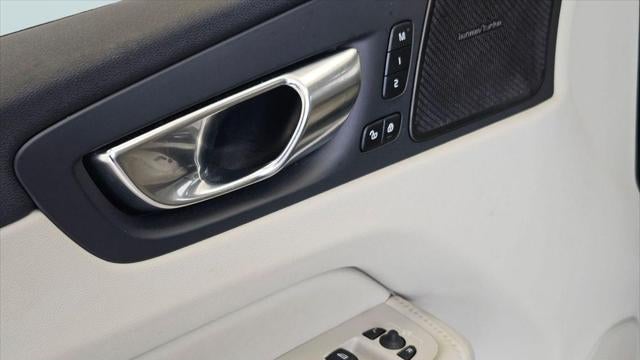 2023 Volvo XC60 B5 Ultimate Bright Theme