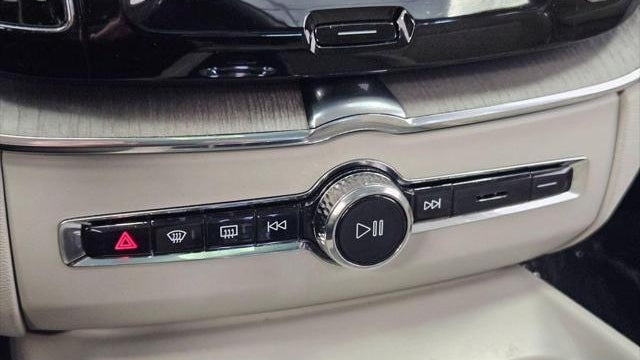 2023 Volvo XC60 B5 Ultimate Bright Theme