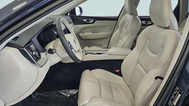2023 Volvo XC60 B5 Ultimate Bright Theme