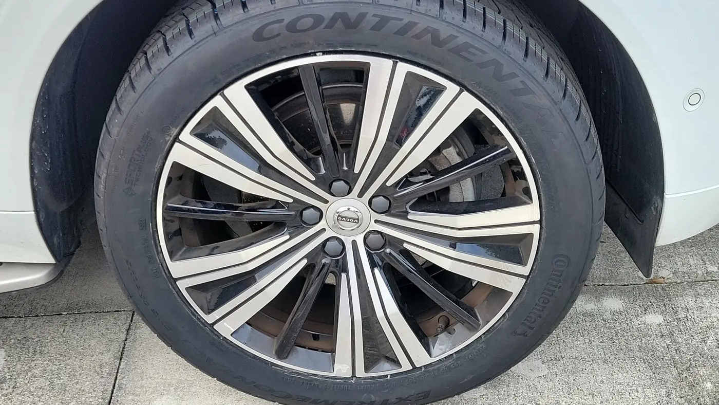 2023 Volvo XC60 B5 Plus Bright Theme