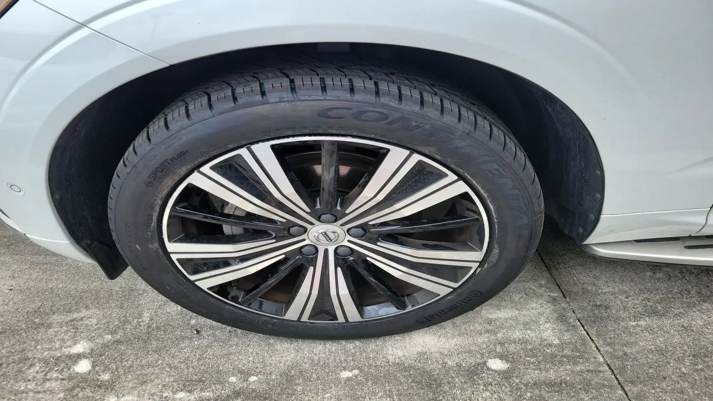 2023 Volvo XC60 B5 Plus Bright Theme