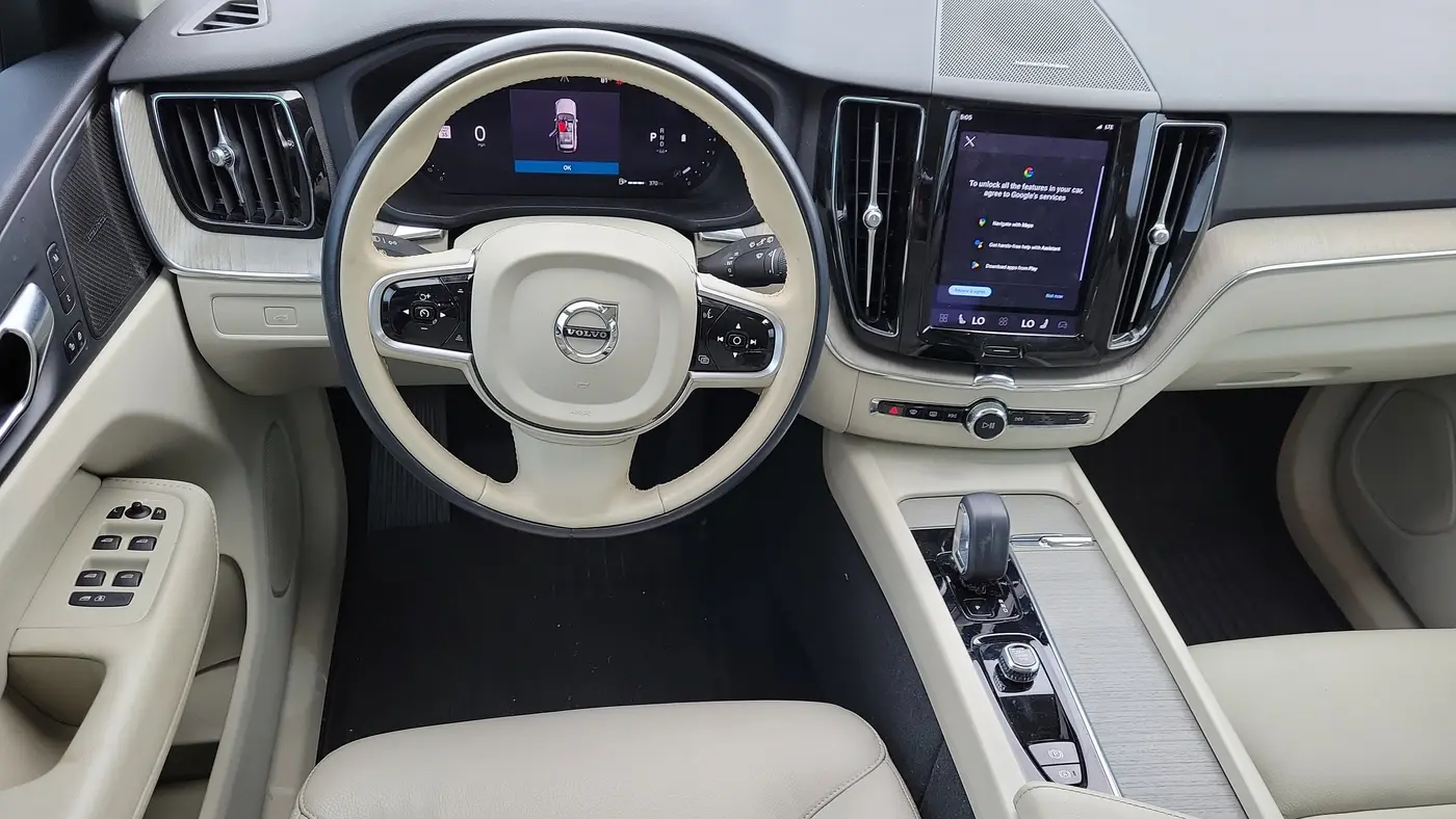 2023 Volvo XC60 B5 Plus Bright Theme