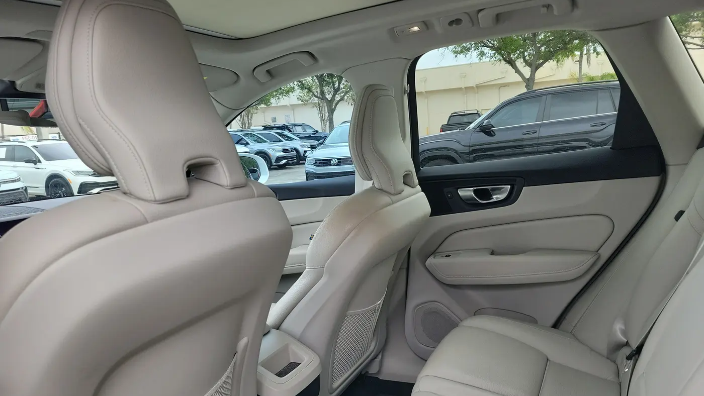 2023 Volvo XC60 B5 Plus Bright Theme