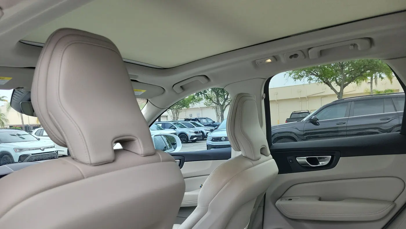 2023 Volvo XC60 B5 Plus Bright Theme