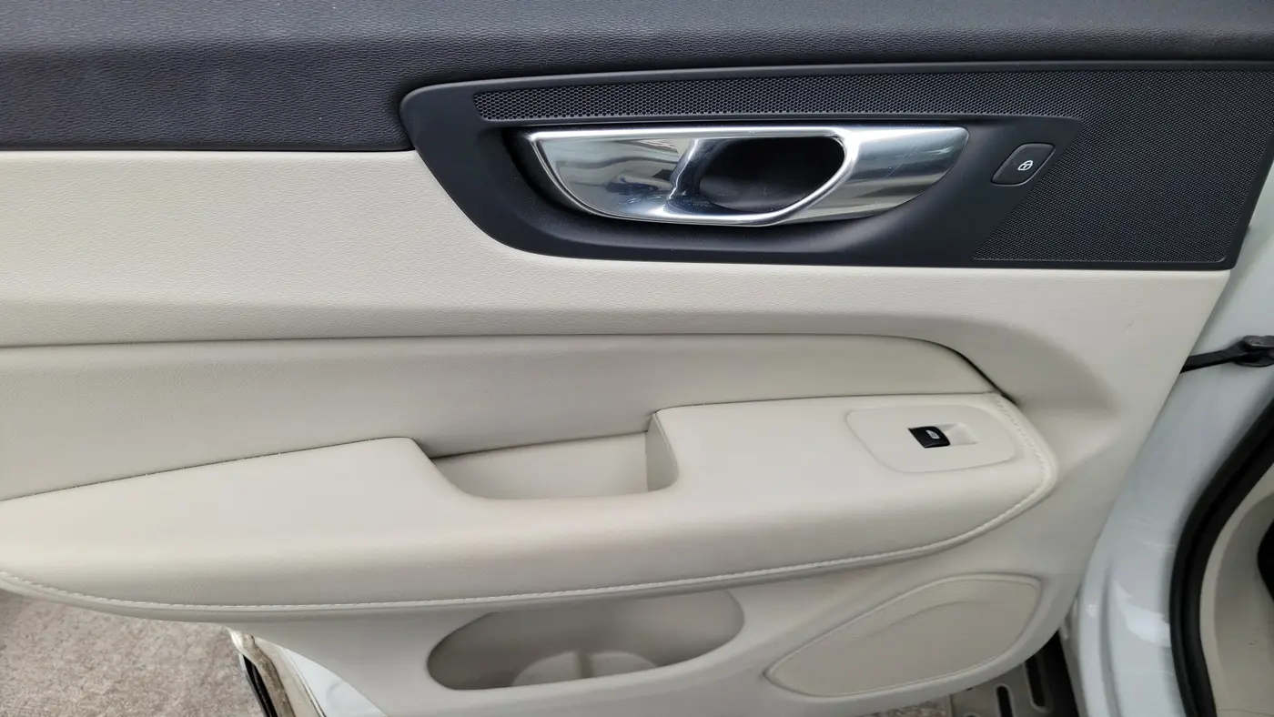 2023 Volvo XC60 B5 Plus Bright Theme