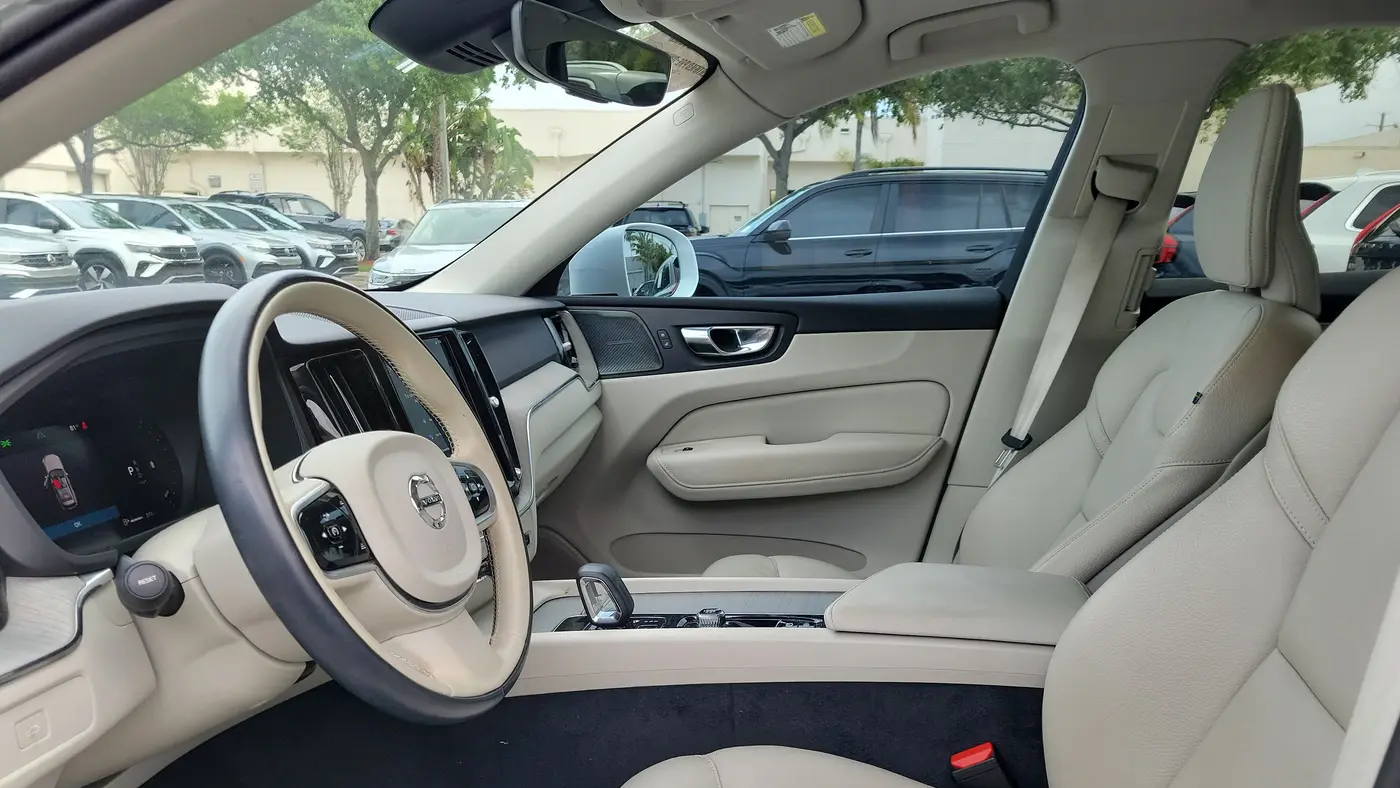 2023 Volvo XC60 B5 Plus Bright Theme