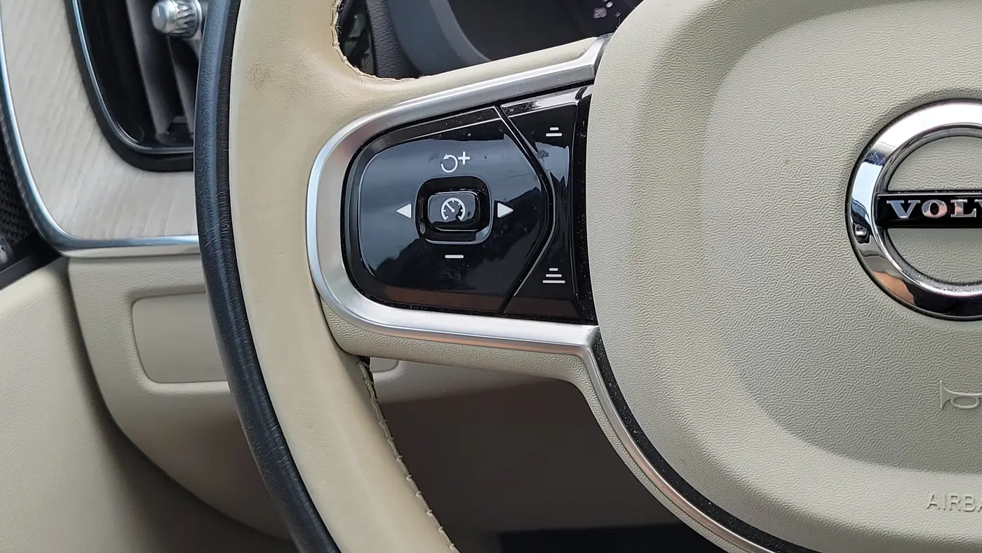 2023 Volvo XC60 B5 Plus Bright Theme