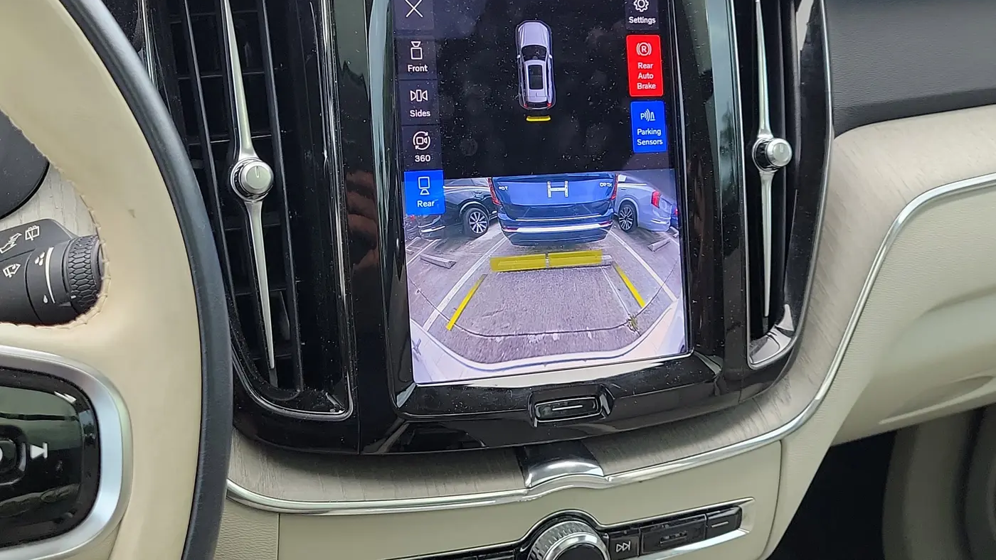 2023 Volvo XC60 B5 Plus Bright Theme