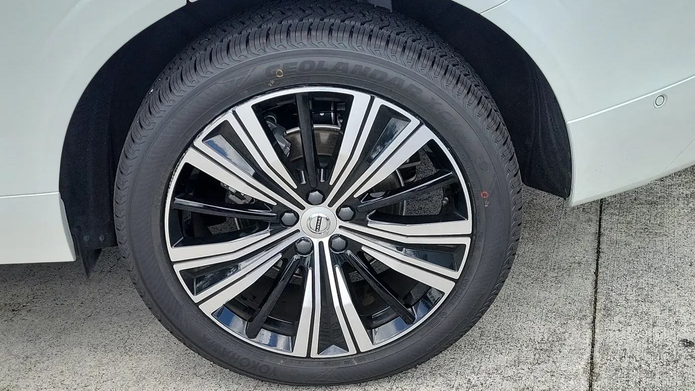 2023 Volvo XC60 B5 Plus Bright Theme