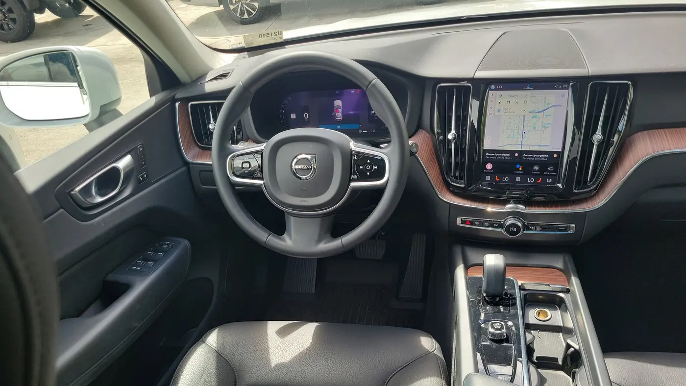 2023 Volvo XC60 B5 Plus Bright Theme