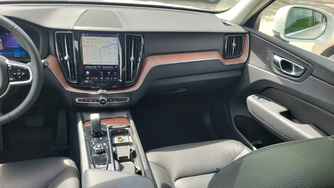 2023 Volvo XC60 B5 Plus Bright Theme