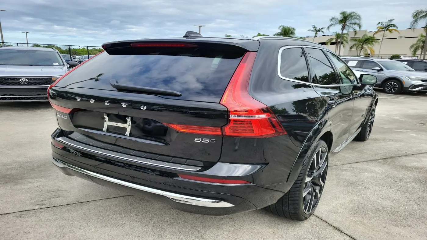2023 Volvo XC60 B5 Ultimate Bright Theme