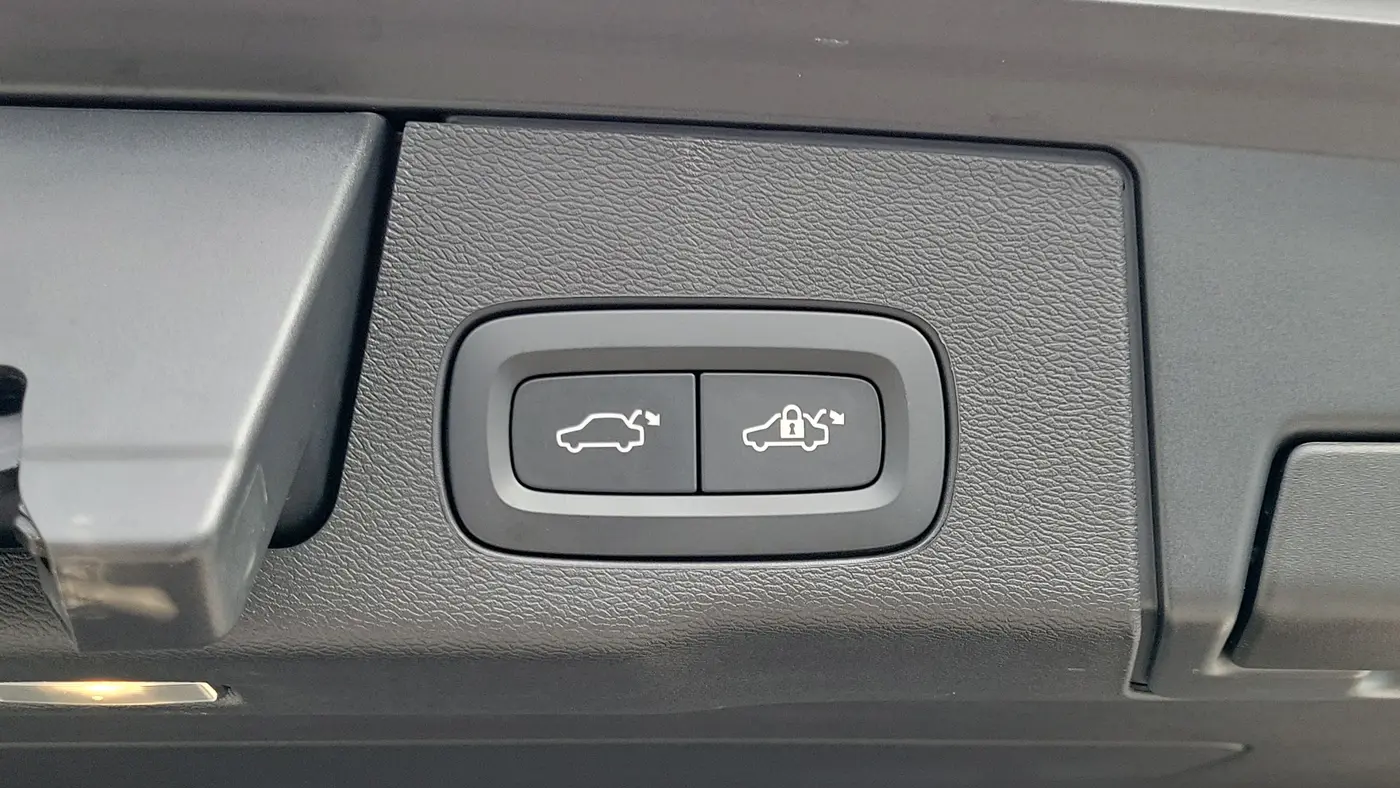 2023 Volvo XC60 B5 Ultimate Bright Theme