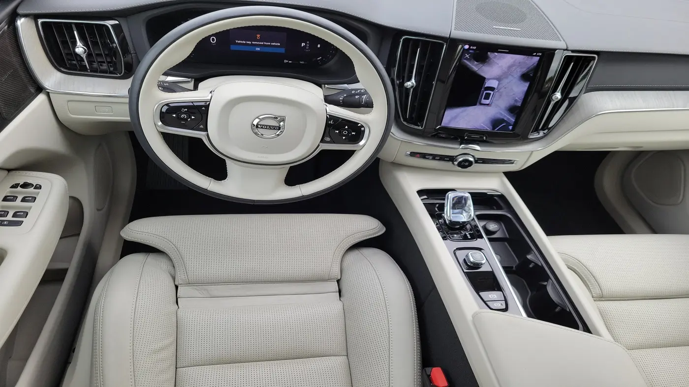 2023 Volvo XC60 B5 Ultimate Bright Theme